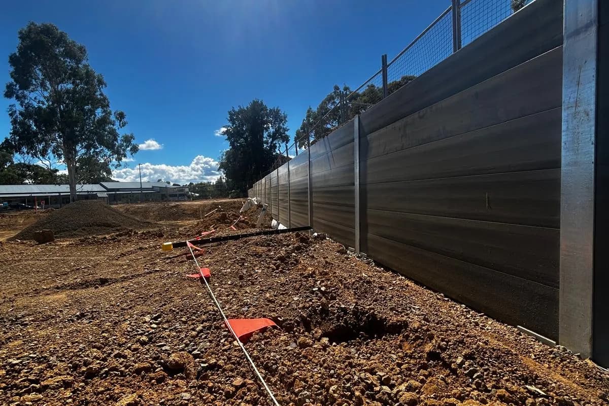 Retaining wall with drainage installation