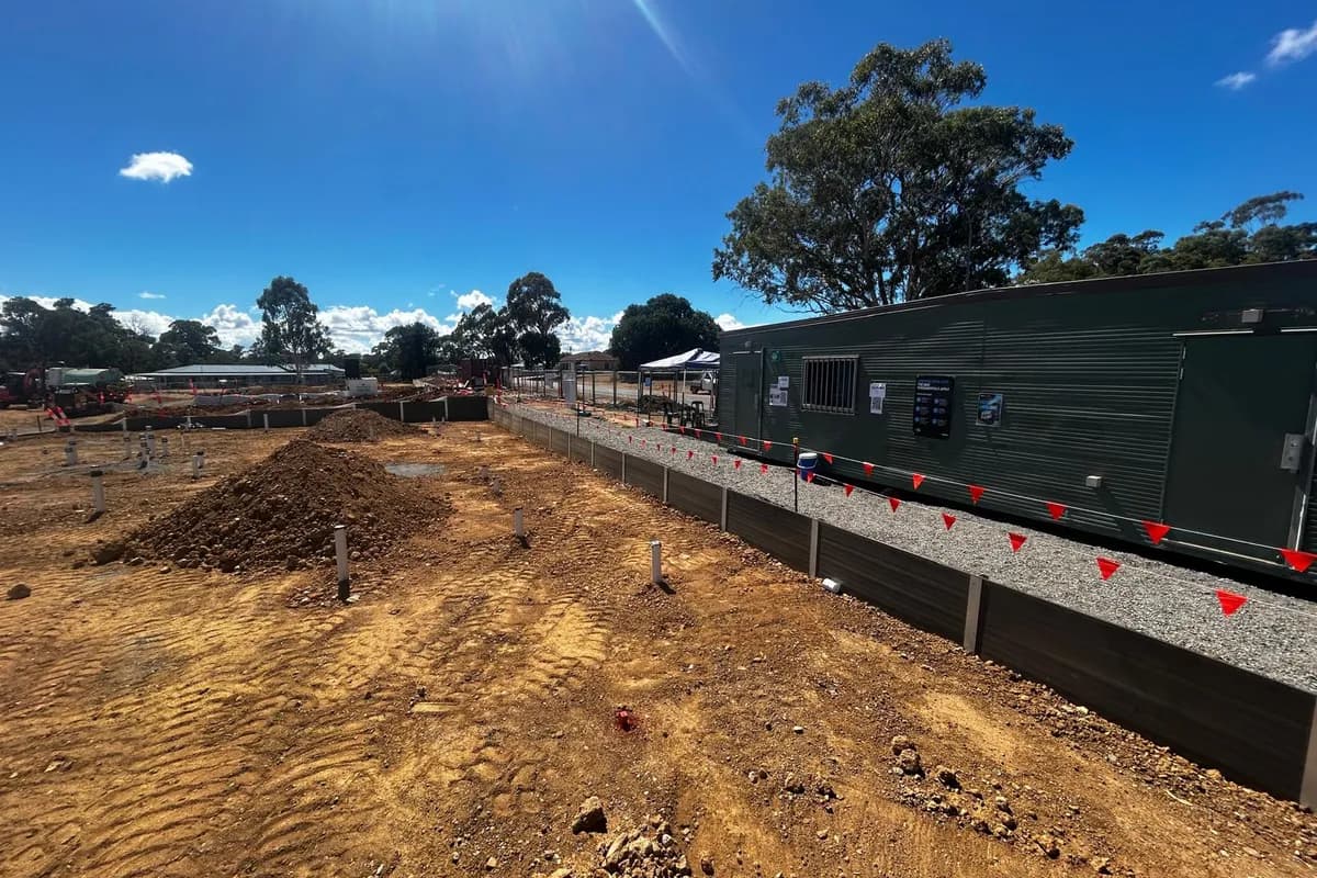 Retaining wall with gravel backfill
