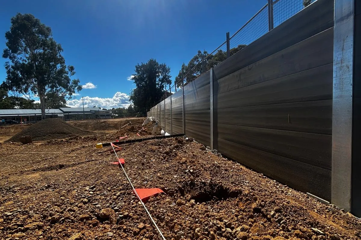 Retaining wall with drainage installation
